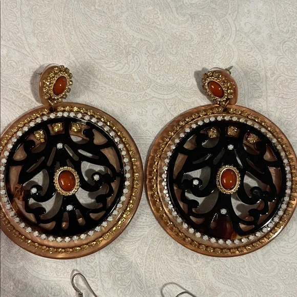 Elegant Gold and Black Chandelier Earrings - Picture 3 of 4